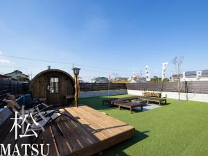 un parc avec des tables de pique-nique et des bancs sur un toit dans l'établissement ALL SEASON RESORT No5 Kura, à Ichinomiya