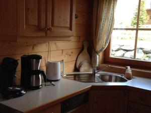 Una encimera de cocina con un fregadero y una ventana. en Fisherman's Hut Comfortable Holiday Residence, en Falkertsee