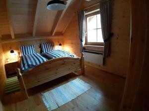 Dormitorio con cama y ventana en una cabaña en Fisherman's Hut Comfortable Holiday Residence, en Falkertsee