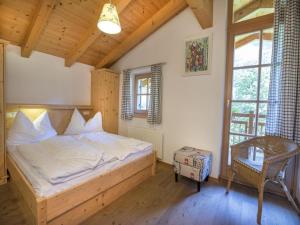 Una cama o camas en una habitación de Chalet in Wald near Zillertal Ski Arena