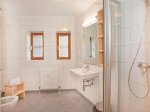 Bilik mandi di Apartment in Wald im Pinzgau near Ski Lift