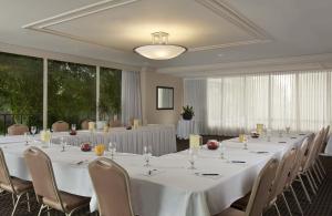 una sala de conferencias con una mesa larga y sillas en The Bristol Hotel San Diego en San Diego