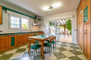A kitchen or kitchenette at Elegant Villa in Playa Honda with Private Pool