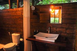 un baño con lavabo e inodoro en Skygazer, en Ella