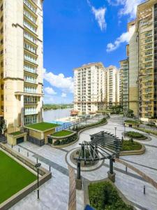 un patio en una ciudad con edificios altos en The Cozy Grey Riverine Diamond, en Kuching