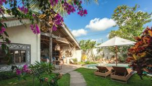 Un complejo con piscina y una casa. en The Bingin Beach Villas' Private Villas 1, en Uluwatu