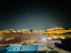 vista di una città di notte con un castello di Wonbin Safari Jaisalmer a Jaisalmer