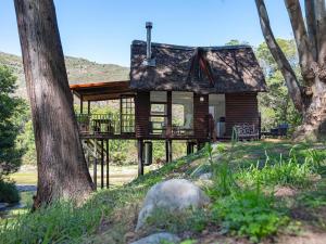 弗朗斯胡克La Ferme Guest Farm - Hot Tubs的一座小木房子,有树