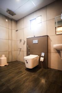 Koupelna v ubytování AJ Wayanad Suites