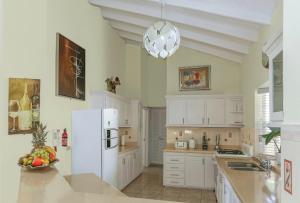 Cucina o angolo cottura di Beautiful 5-bed villa with views and pool - Decaj villa