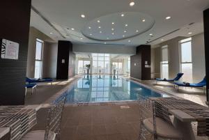 Het zwembad bij of vlak bij Ramada Encore Doha by Wyndham