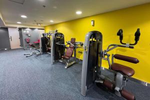 Het fitnesscentrum en/of fitnessfaciliteiten van Ramada Encore Doha by Wyndham