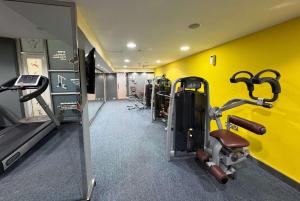 Het fitnesscentrum en/of fitnessfaciliteiten van Ramada Encore Doha by Wyndham