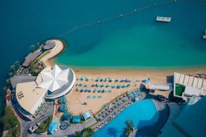 een luchtfoto van een resort met strand bij Hilton Doha in Doha