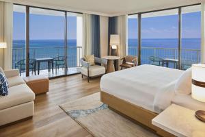 Postel nebo postele na pokoji v ubytování Hilton Hawaiian Village Waikiki Beach Resort