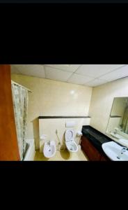 Un baño con dos inodoros y un lavabo. en Shamesi Tower, en Dubái