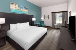 a hotel room with a large bed and a television at La Quinta by Wyndham Austin NW/Lakeline Mall in Cedar Park +33 photos