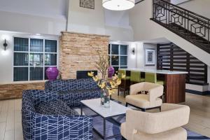 DoubleTree by Hilton Chatsworth的休息区