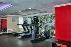 DoubleTree by Hilton Chatsworth的健身中心和/或健身设施