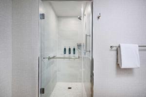 DoubleTree by Hilton Chatsworth的一间浴室