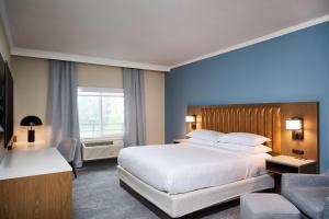 DoubleTree by Hilton Chatsworth客房内的一张或多张床位