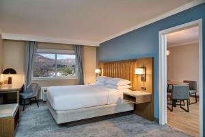 DoubleTree by Hilton Chatsworth客房内的一张或多张床位
