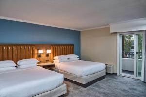 DoubleTree by Hilton Chatsworth客房内的一张或多张床位