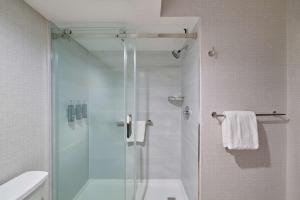 DoubleTree by Hilton Chatsworth的一间浴室
