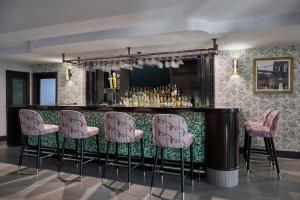 DoubleTree by Hilton Chatsworth酒廊或酒吧区