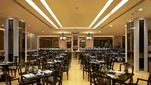 Restaurace v ubytování Mandarin Hotel Managed by Centre Point + 37 fotografií