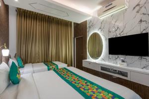 TV a/nebo společenská místnost v ubytování Treebo Premium Emerald Dove