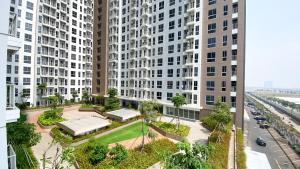 RawalembangNew Furnished and Spacious 2BR Tokyo Riverside PIK 2 Apartment By Travelio的高层建筑前公园的空中景观