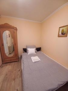 A bed or beds in a room at Sándor Apartman