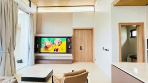 Μια τηλεόραση ή/και κέντρο ψυχαγωγίας στο Mouana Residence Song Khun Chalong