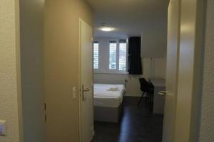ein Zimmer mit einem Bett und einem Schreibtisch in der Unterkunft Hotel Winkel in Schönenwerd