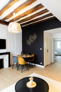 TV a/nebo společenská místnost v ubytování Logement centre historique