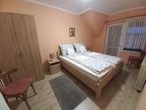 A bed or beds in a room at Sándor Apartman