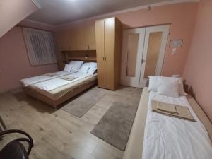 A bed or beds in a room at Sándor Apartman