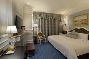 Tempat tidur dalam kamar di Golden Tulip RS Boutique Hotel-Tainan
