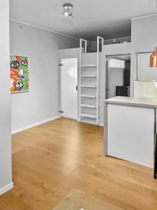 オスロにあるExclusive and Central Apartment in Vikaのキッチンとカウンター付きの空き部屋 +9枚の写真