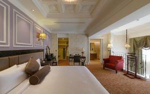 Tempat tidur dalam kamar di Golden Tulip RS Boutique Hotel-Tainan