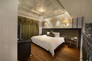 Tempat tidur dalam kamar di Golden Tulip RS Boutique Hotel-Tainan