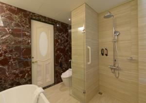 Kamar mandi di Golden Tulip RS Boutique Hotel-Tainan