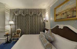 Tempat tidur dalam kamar di Golden Tulip RS Boutique Hotel-Tainan