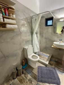 Ένα μπάνιο στο Apartments Sunshine G1