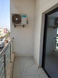 a balcony with a air conditioner on a building at Seckebe Immo et business DAKAR Suite 1 -gauche- in Dakar