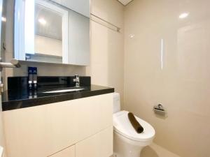 Koupelna v ubytování Modern Look Studio Apartment at Marquis de Lafayette By Travelio + 7 fotografií
