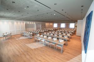 una grande stanza con tavoli e sedie di VP SOGNIO Metropolitano a Madrid