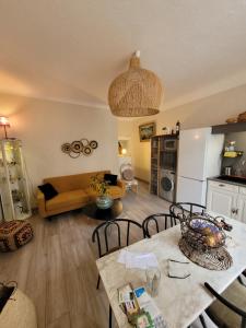 Kuchyňa alebo kuchynka v ubytovaní Le Rocher appartement Cotignac