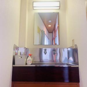 un baño con lavabo y espejo en Japan House 湯島, en Tokio